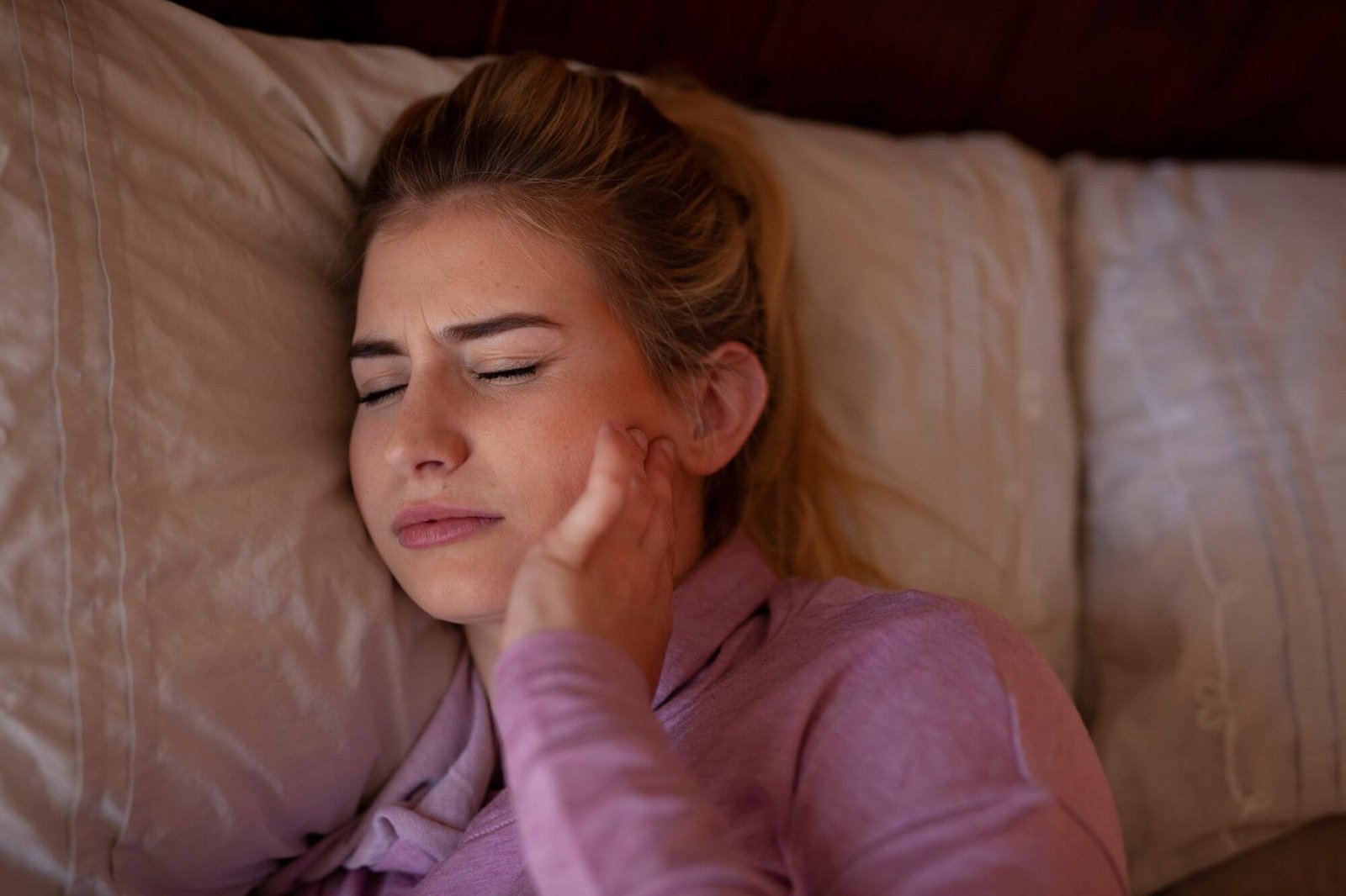 Aches and sleep anxiety caused by TMJ symptoms